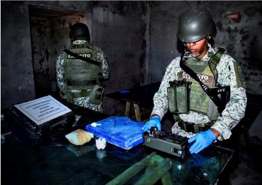 $!Hallan laboratorio subterráneo en Navolato; elaboraban droga sintética y tenían armas