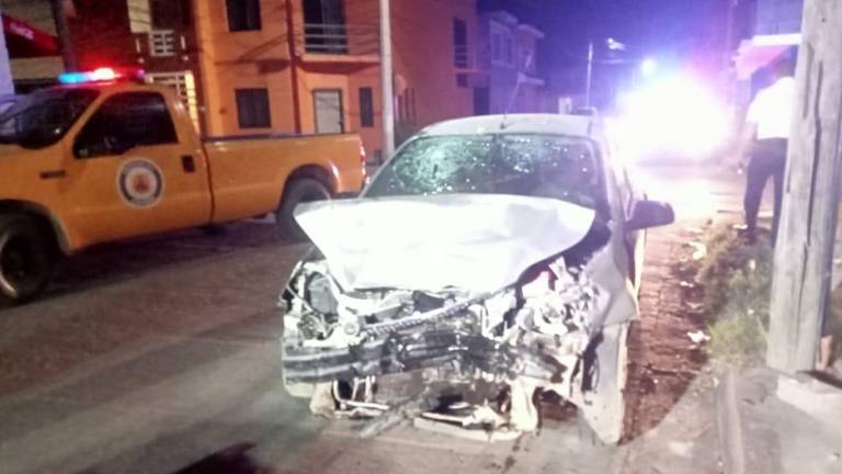 En la zona Centro de Escuinapa se registró un accidente de tránsito que dejó a tres personas lesionadas.