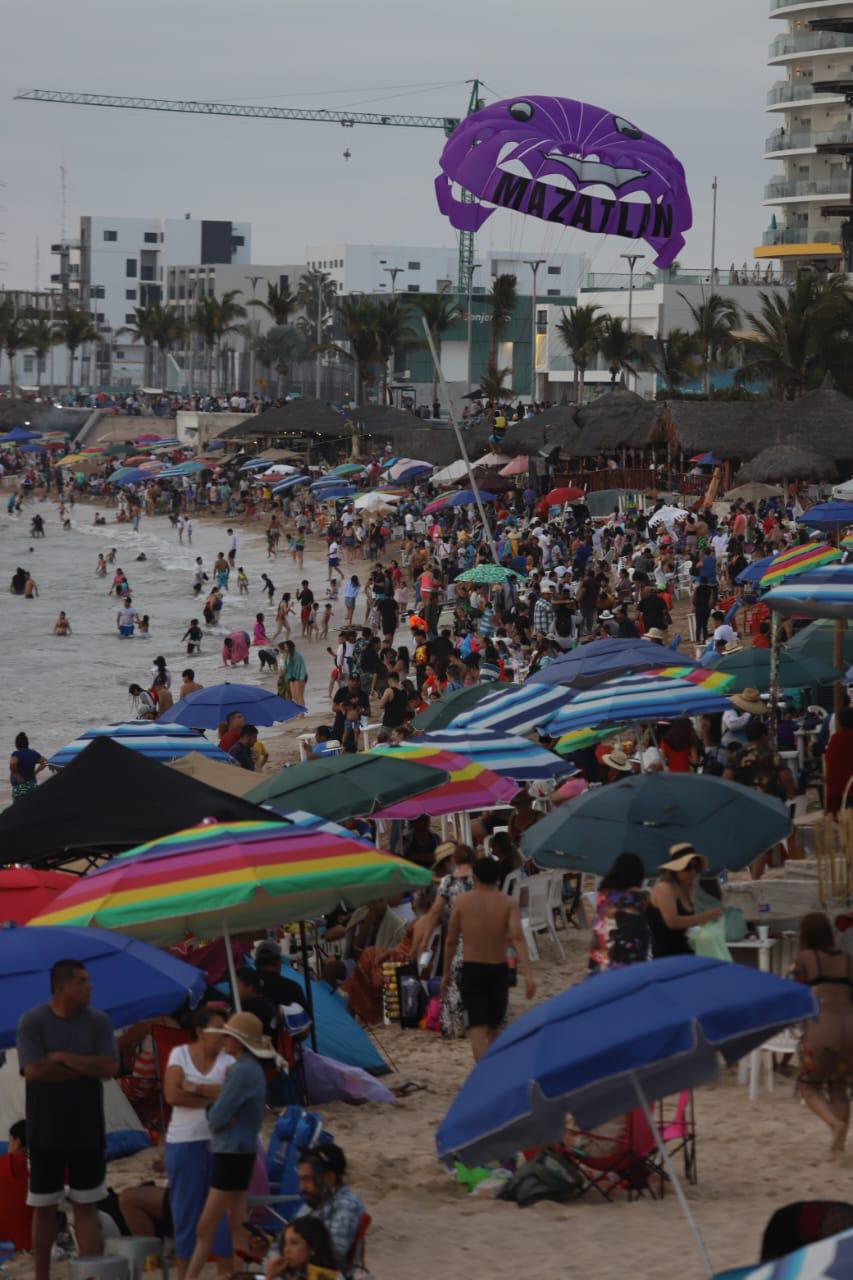 $!#FOTOS | Así fueron los últimos minutos en las playas de Mazatlán este Sábado Santo