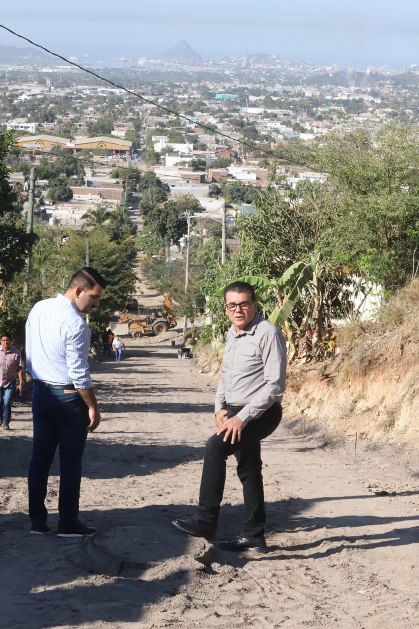 $!La pavimentación en calle De las Rosas en Lomas del Ébano concluirá en mes y medio