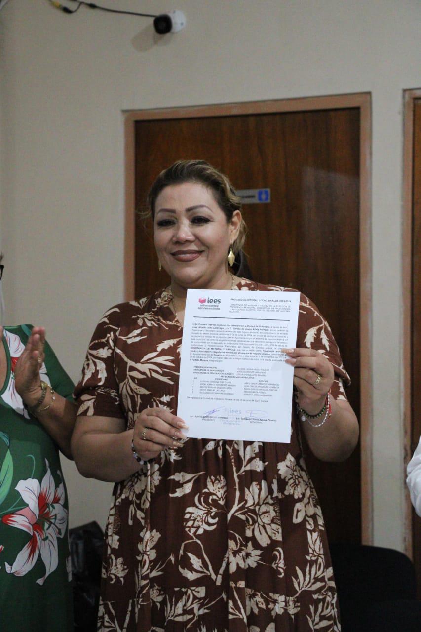 $!Claudia Valdez Aguilar recibe constancia de mayoría a la Alcaldía de Rosario