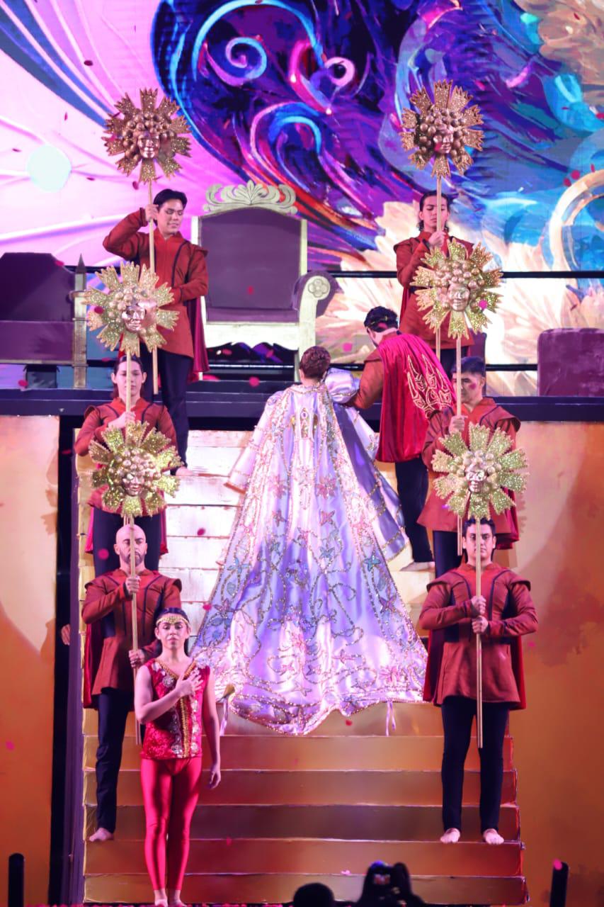 $!Bajo show de pirotecnia coronan a María Paula I, Reina Infantil del Carnaval de Mazatlán 2024