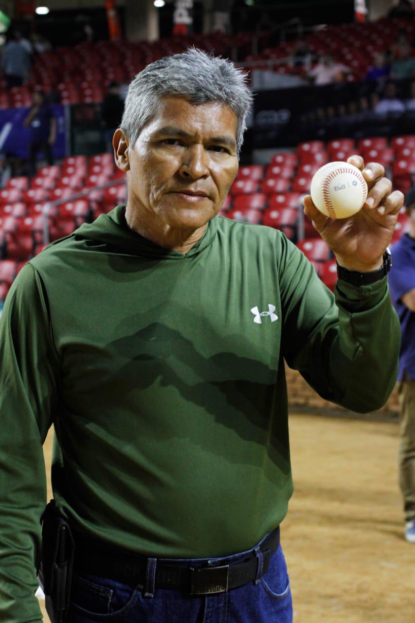 $!El homenajeado recibe la pelota con la que realizó el primer lanzamiento en la serie.