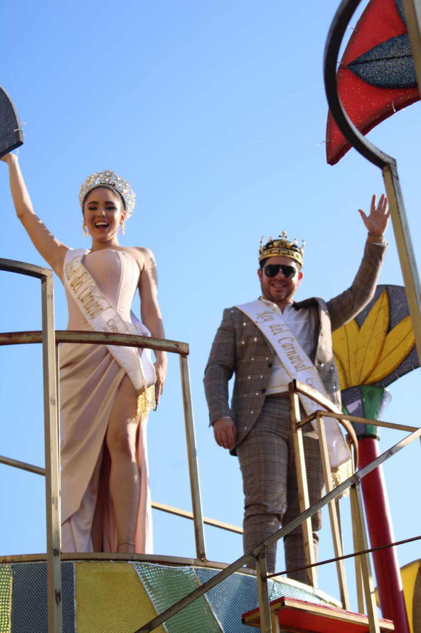 $!Alejandra Tirado y Víctor Quiroz saludan a los asistentes a presenciar el desfile.