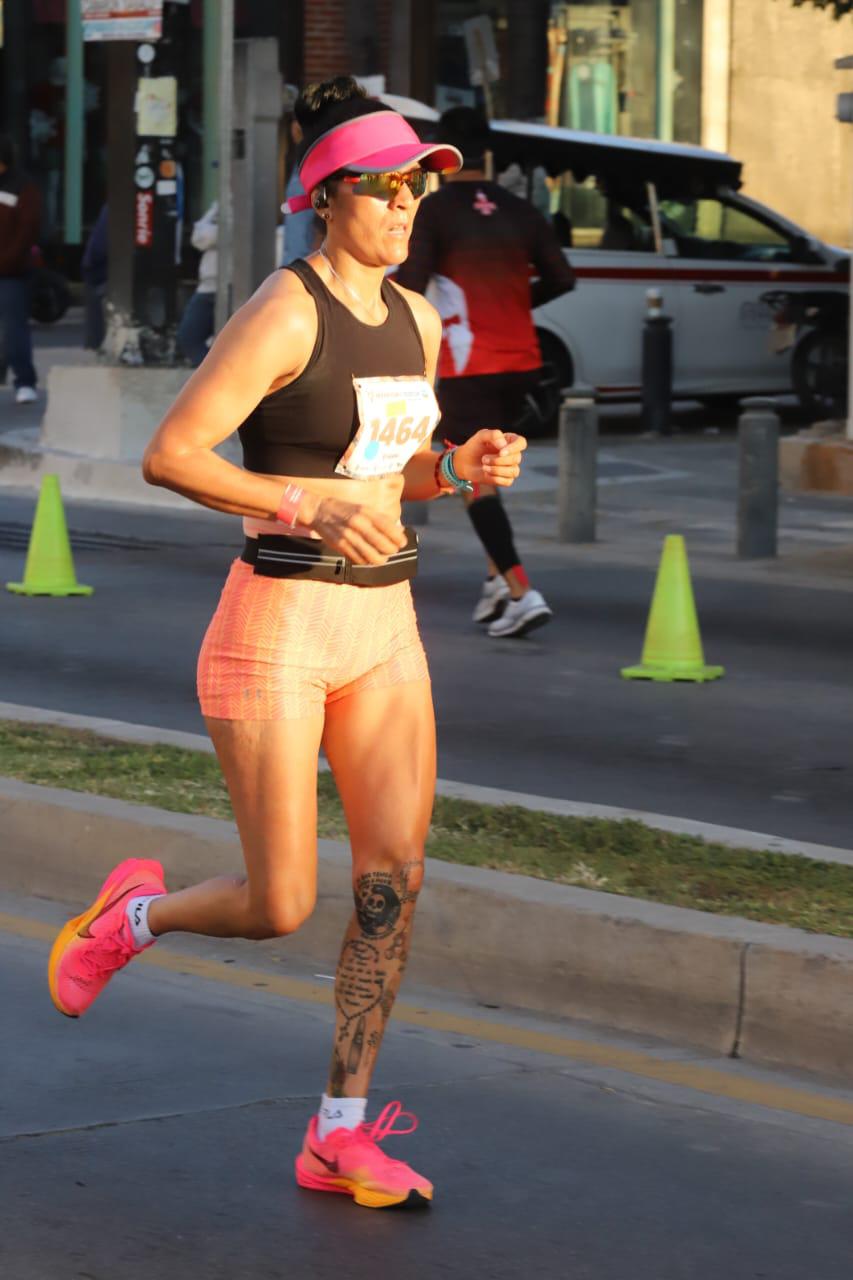 $!¡Orgullo mexiquense! Antonio Vara y Reyna Rivera dominan los 21K del Maratón Pacífico