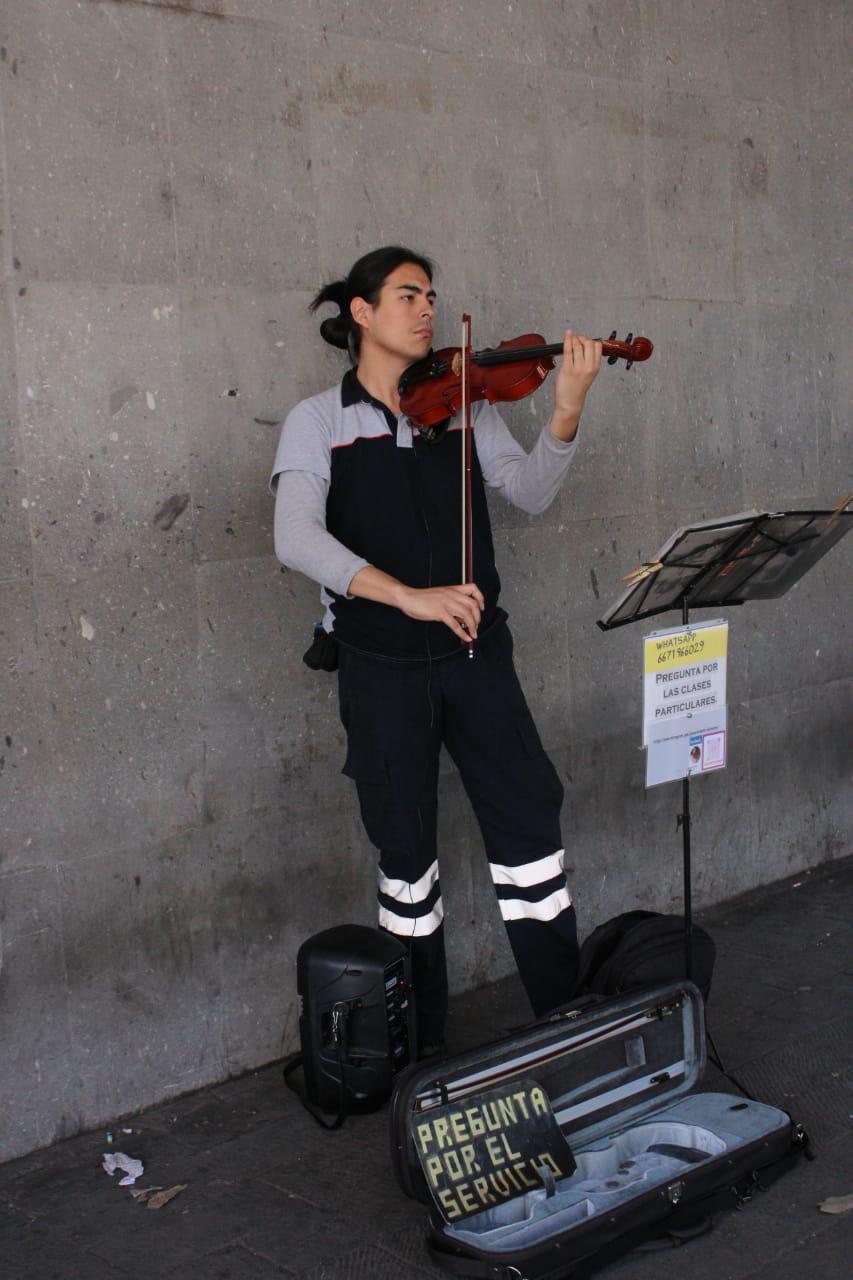 $!Jesús Ernesto disfruta tocar el violín porque le gusta la reacción que tienen las personas