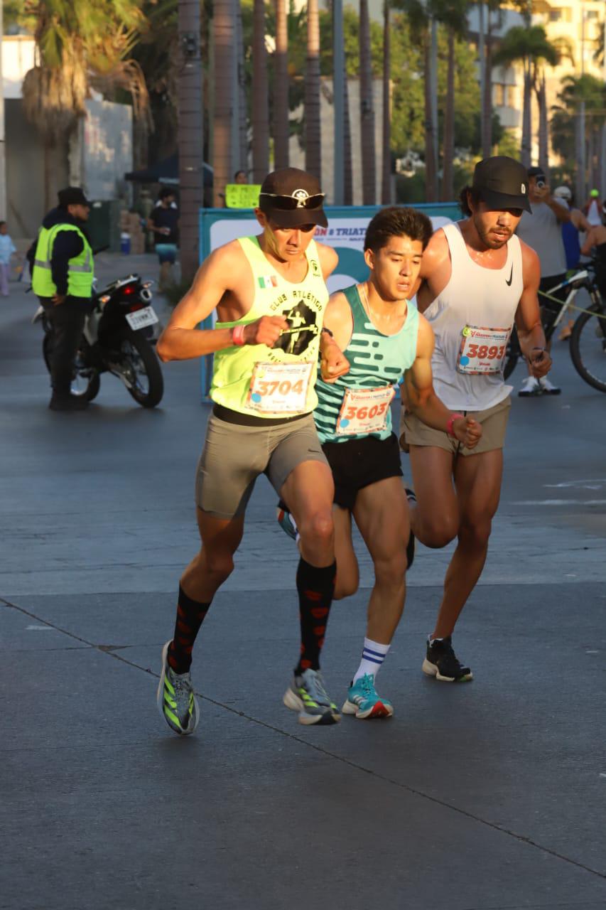 $!¡Orgullo mexiquense! Antonio Vara y Reyna Rivera dominan los 21K del Maratón Pacífico