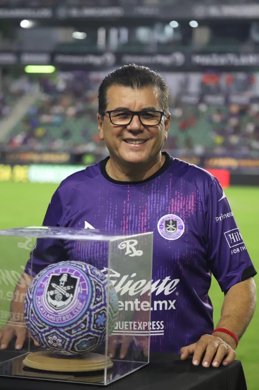 $!Alcalde Edgar González recibe reconocimiento por parte del equipo Mazatlán FC