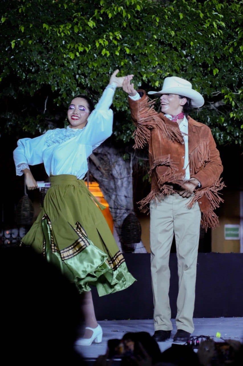 $!El espectáculo reunió las danzas más representativas de los estados de Sinaloa, Yucatán, Nuevo León y Jalisco.