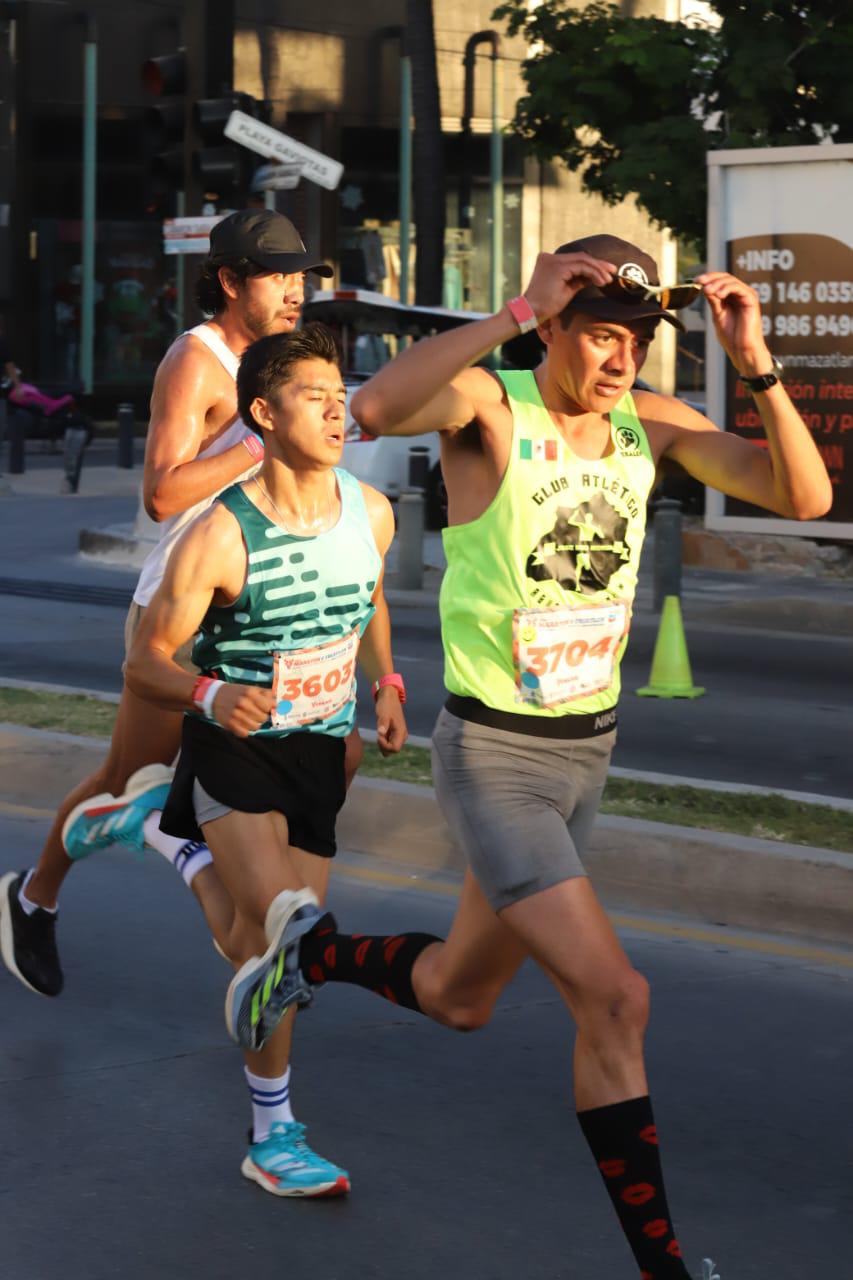 $!¡Orgullo mexiquense! Antonio Vara y Reyna Rivera dominan los 21K del Maratón Pacífico