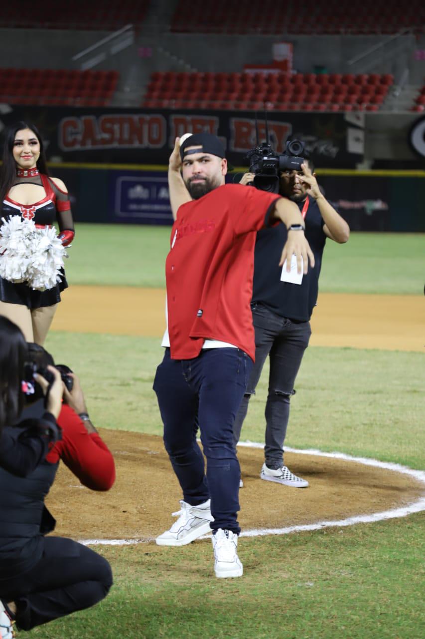 $!José Urquidy lanza la primera bola en el juego Venados-Sultanes