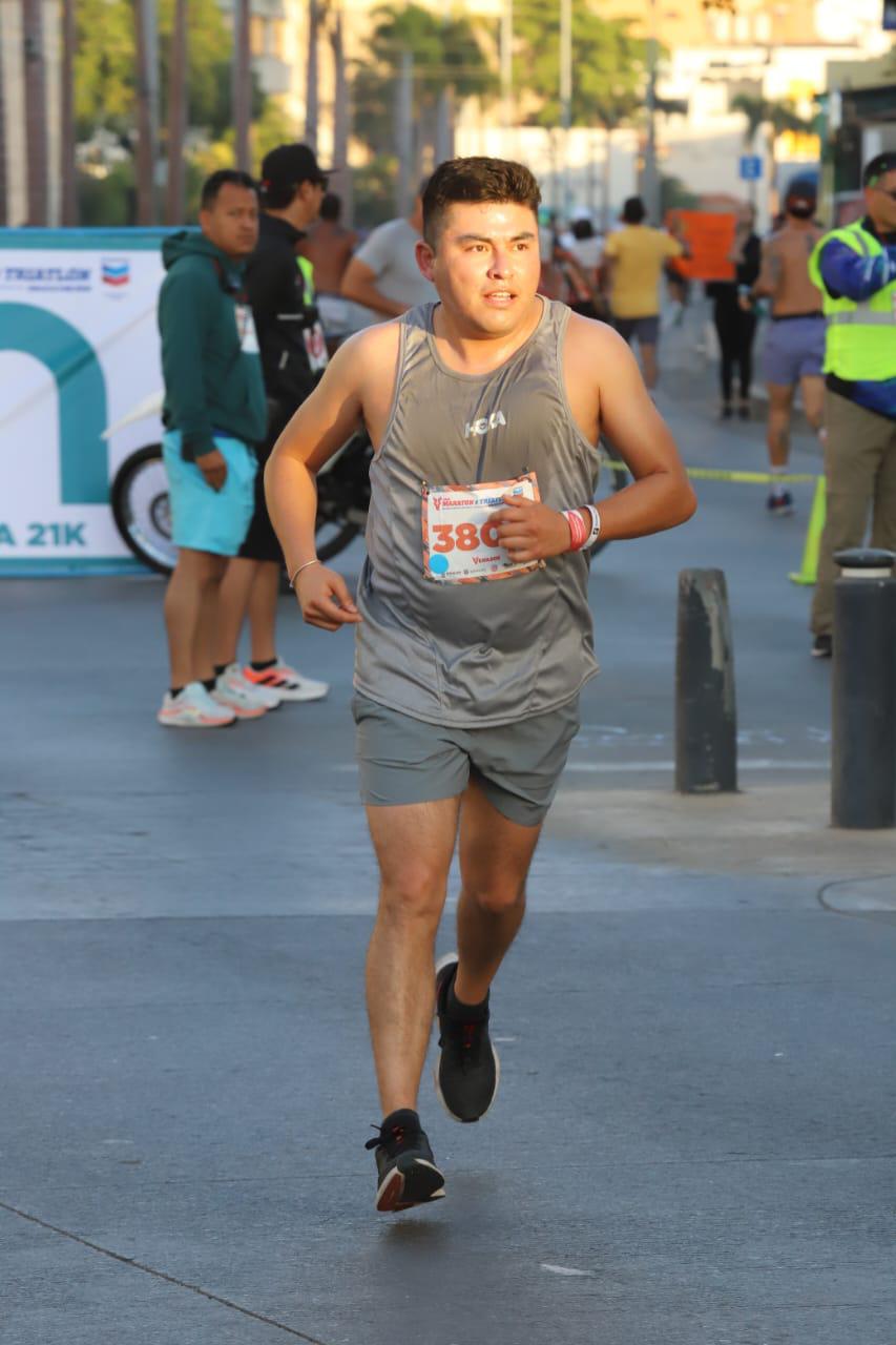 $!¡Orgullo mexiquense! Antonio Vara y Reyna Rivera dominan los 21K del Maratón Pacífico