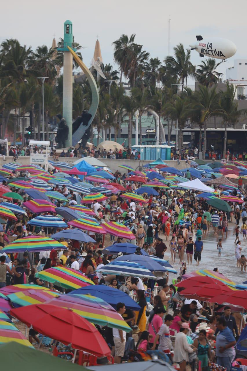 $!#FOTOS | Así fueron los últimos minutos en las playas de Mazatlán este Sábado Santo