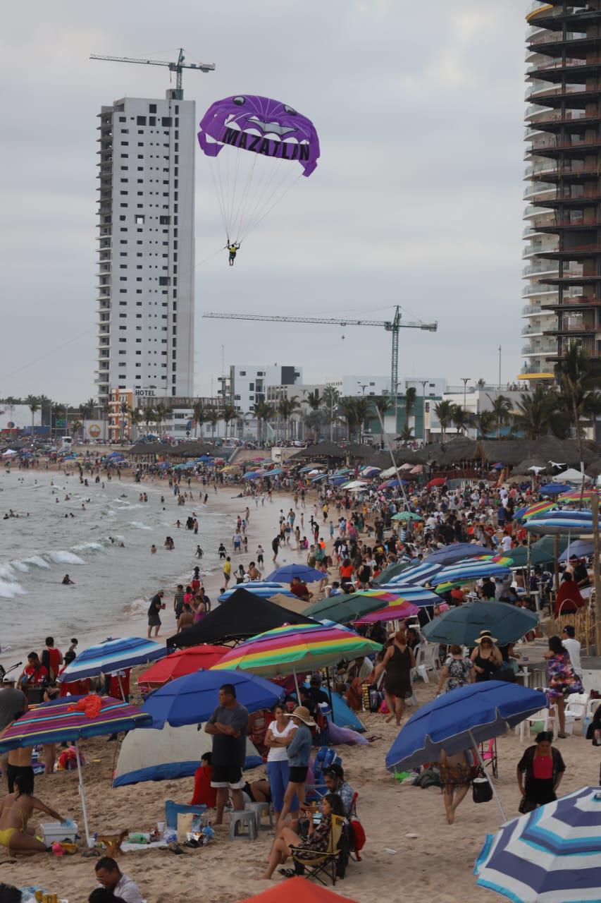 $!#FOTOS | Así fueron los últimos minutos en las playas de Mazatlán este Sábado Santo