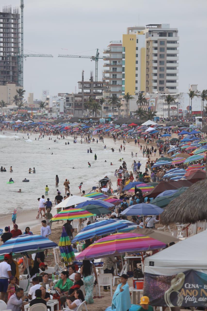 $!#FOTOS | Así fueron los últimos minutos en las playas de Mazatlán este Sábado Santo