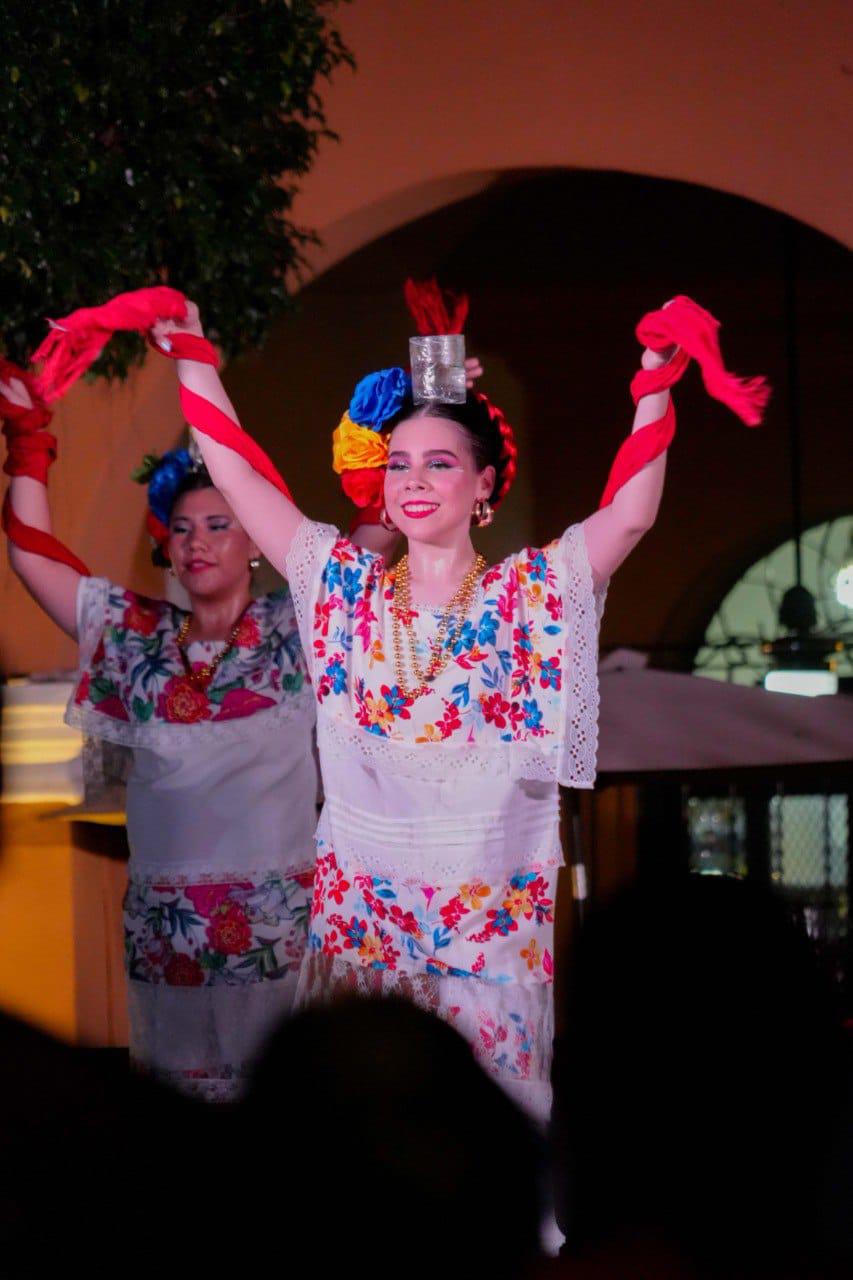 $!Los jóvenes integrantes del Taller Juvenil de Danza Folclórica bailaron con singular alegría.