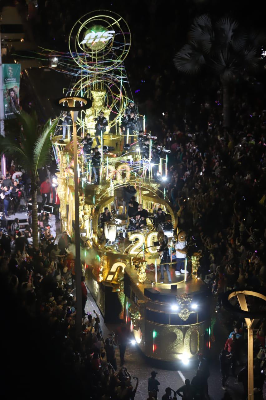 $!Brilla la Banda MS en el tradicional desfile del Carnaval de Mazatlán