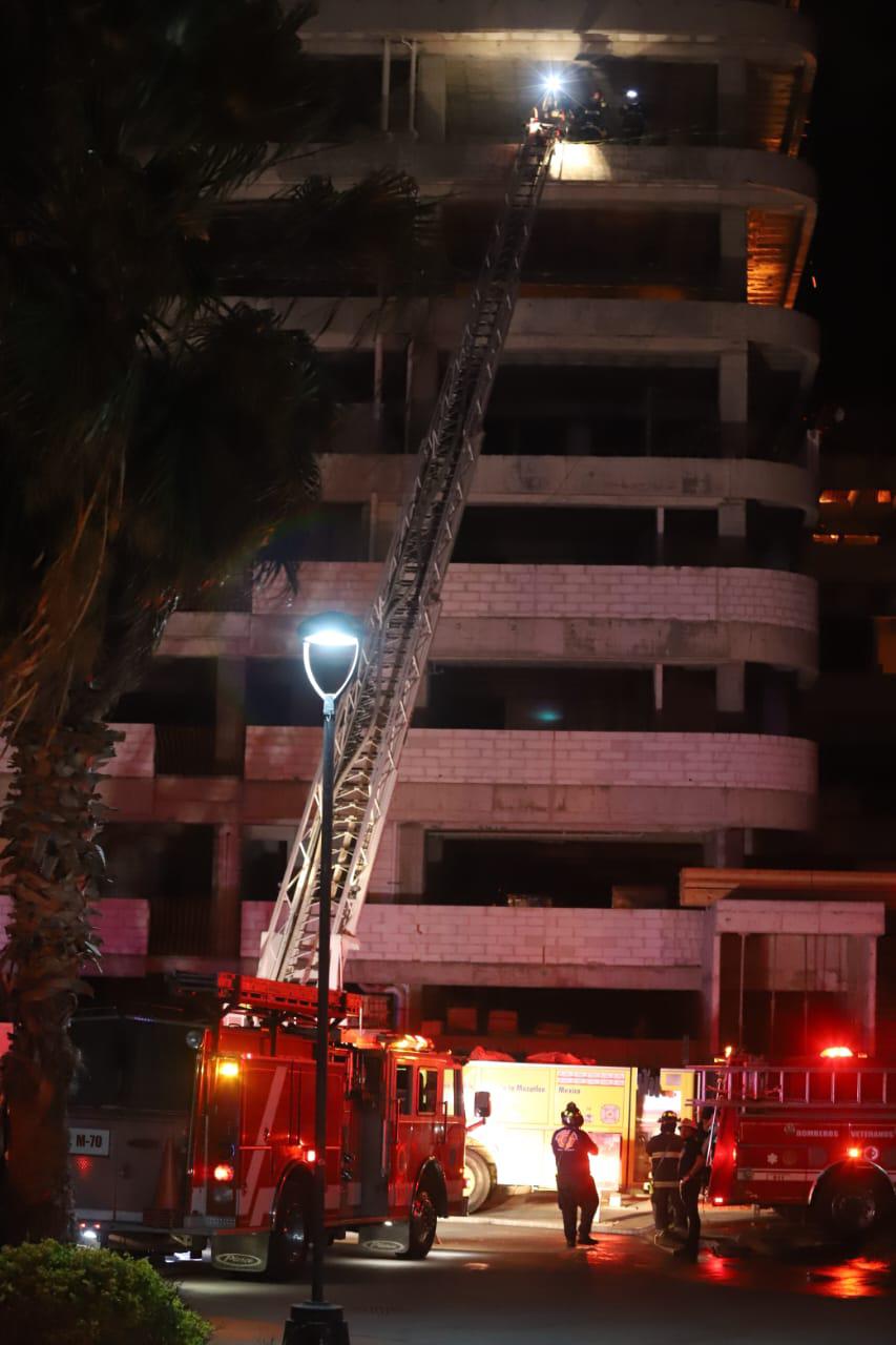 $!Se incendia piso 12 de torre en construcción en Playa Brujas, en Mazatlán; ven riesgo de colapso