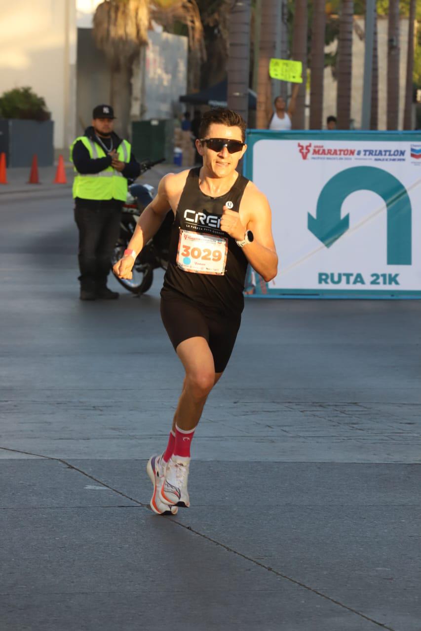 $!¡Orgullo mexiquense! Antonio Vara y Reyna Rivera dominan los 21K del Maratón Pacífico