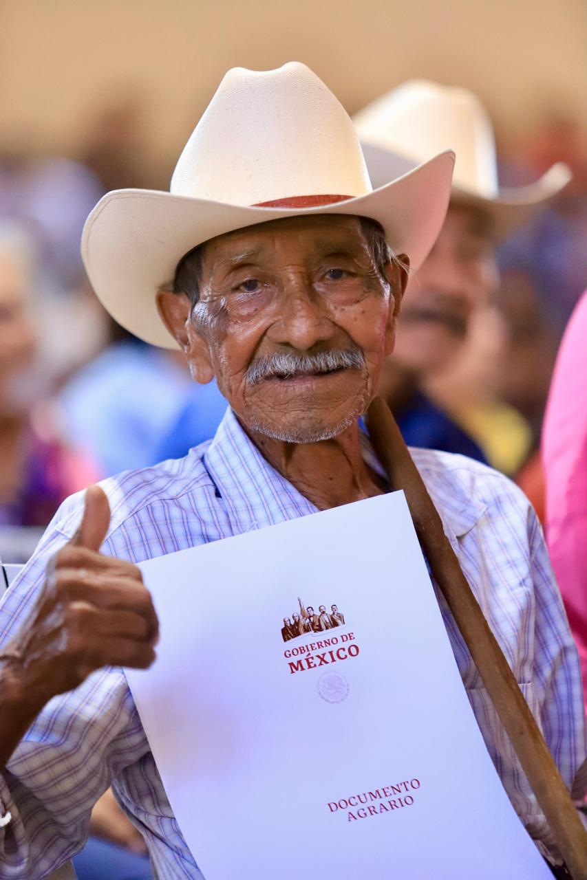 $!Entrega Rocha 2 mil 864 títulos de propiedad en Choix y El Fuerte; por primera vez se beneficia a familias indígenas con sus escrituras