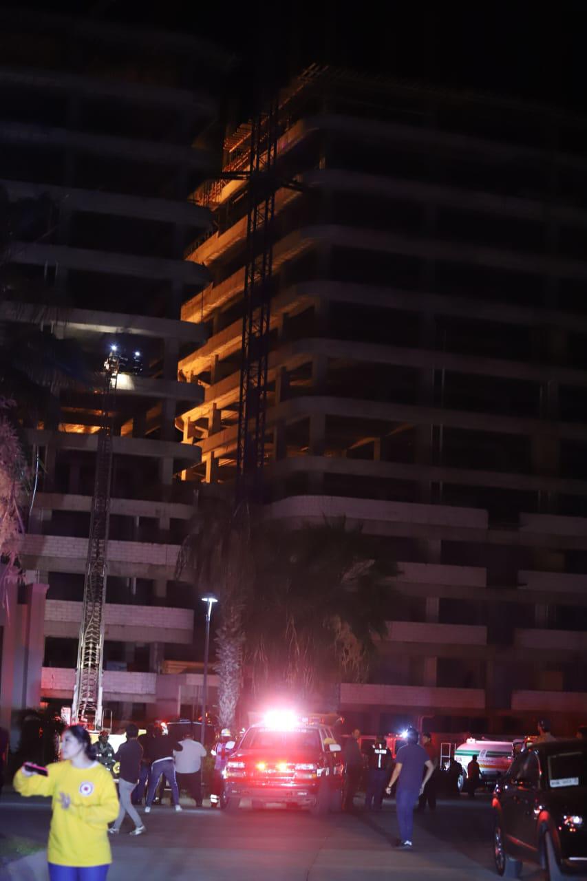 $!Se incendia piso 12 de torre en construcción en Playa Brujas, en Mazatlán; ven riesgo de colapso