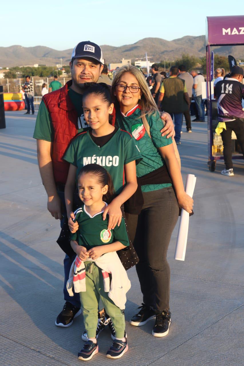 $!Carlos Márquez y Elisa Duarte con sus hijas, Karla y Alexia Márquez.