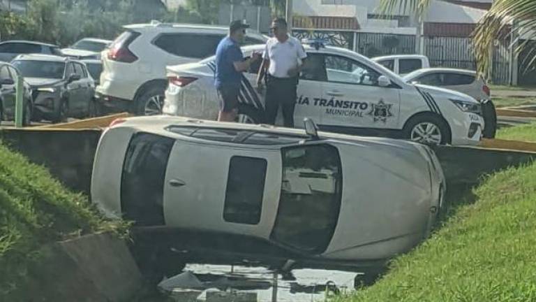 El conductor del BMW perdió el control, chocó contra la guarnición del canal y volcó hacia su costado derecho.