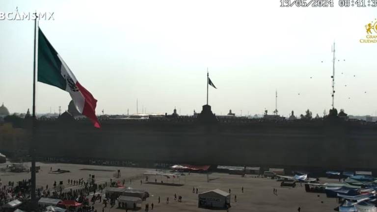 La bandera de México fue izada este domingo en el Zócalo, donde se espera una concentración masiva convocada por el movimiento llamado “Marea Rosa”.