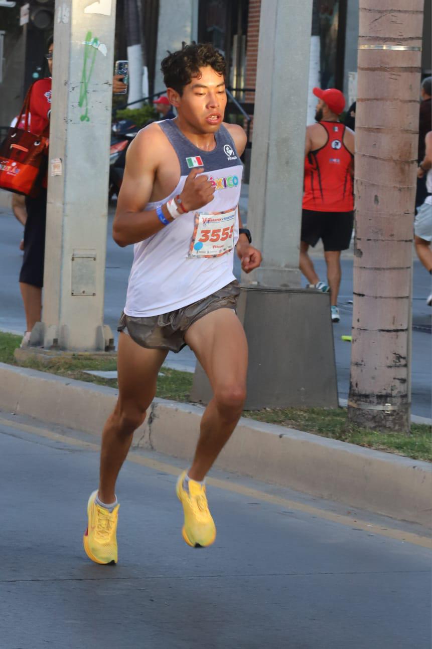 $!¡Orgullo mexiquense! Antonio Vara y Reyna Rivera dominan los 21K del Maratón Pacífico