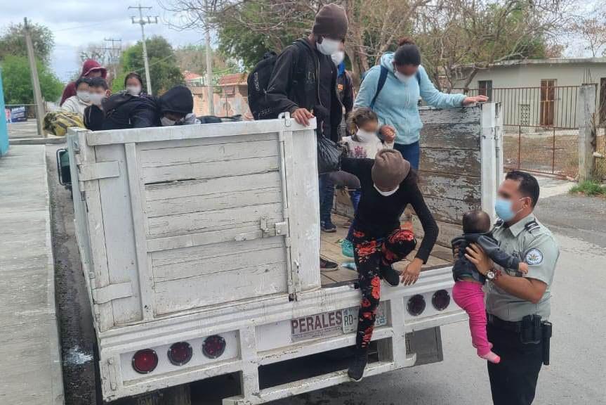 $!Guardia Nacional localiza a 33 niños y 28 adultos migrantes en Nuevo León; padecían hacinamiento y deshidratación