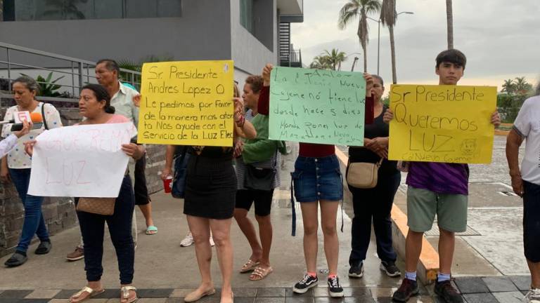 Vecinos de la invasión Nuevo Cajeme se manifiestan frente al hotel El Cid.