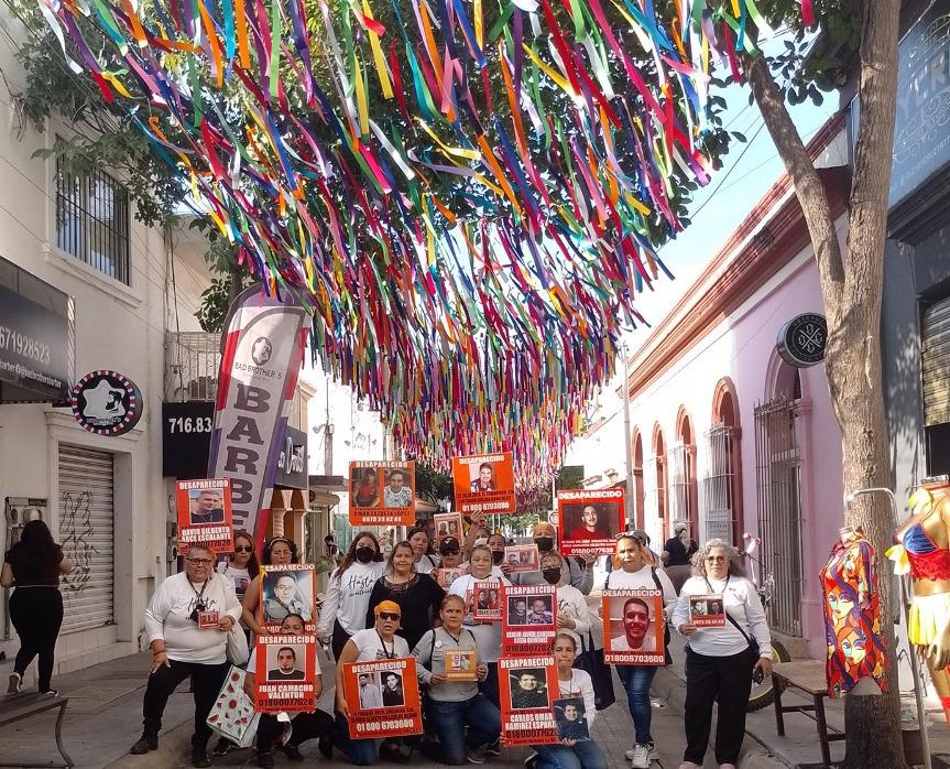 $!Intervienen la calle Morelos en Culiacán: un listón por cada desaparecido