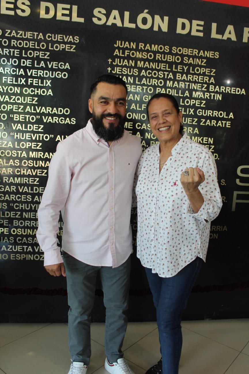 $!Entrega Imdec anillos conmemorativos a los inmortales Gloria Borrego y ‘Zurdo’ Ramírez