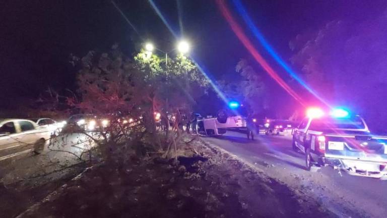 La camioneta volcada fue una Toyota Tacoma color blanco