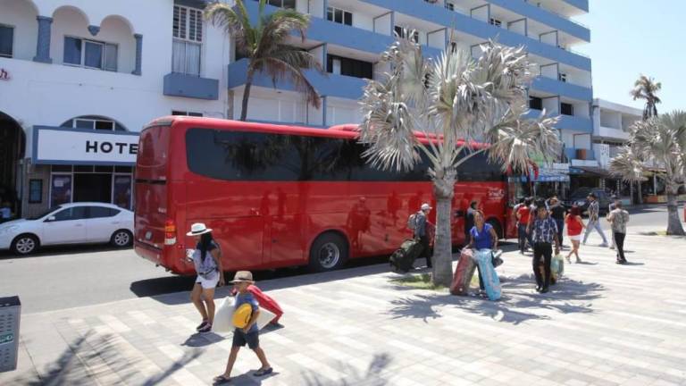 En Mazatlán autoridades, hoteleros y transportista acuerdan regular la operación de los camiones charteros.