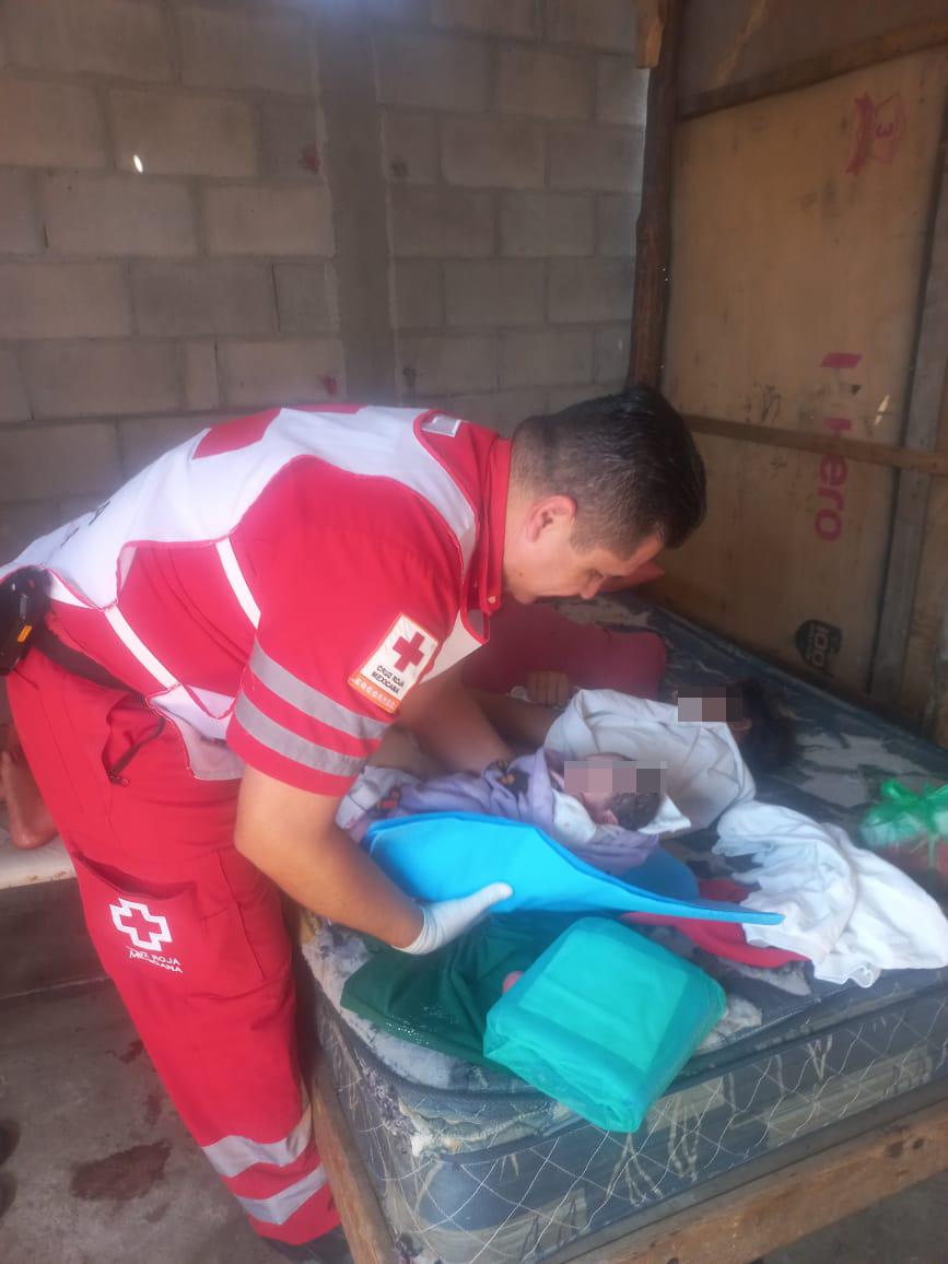 $!Policías municipales y paramédicos de Cruz Roja atienden parto en un colchón