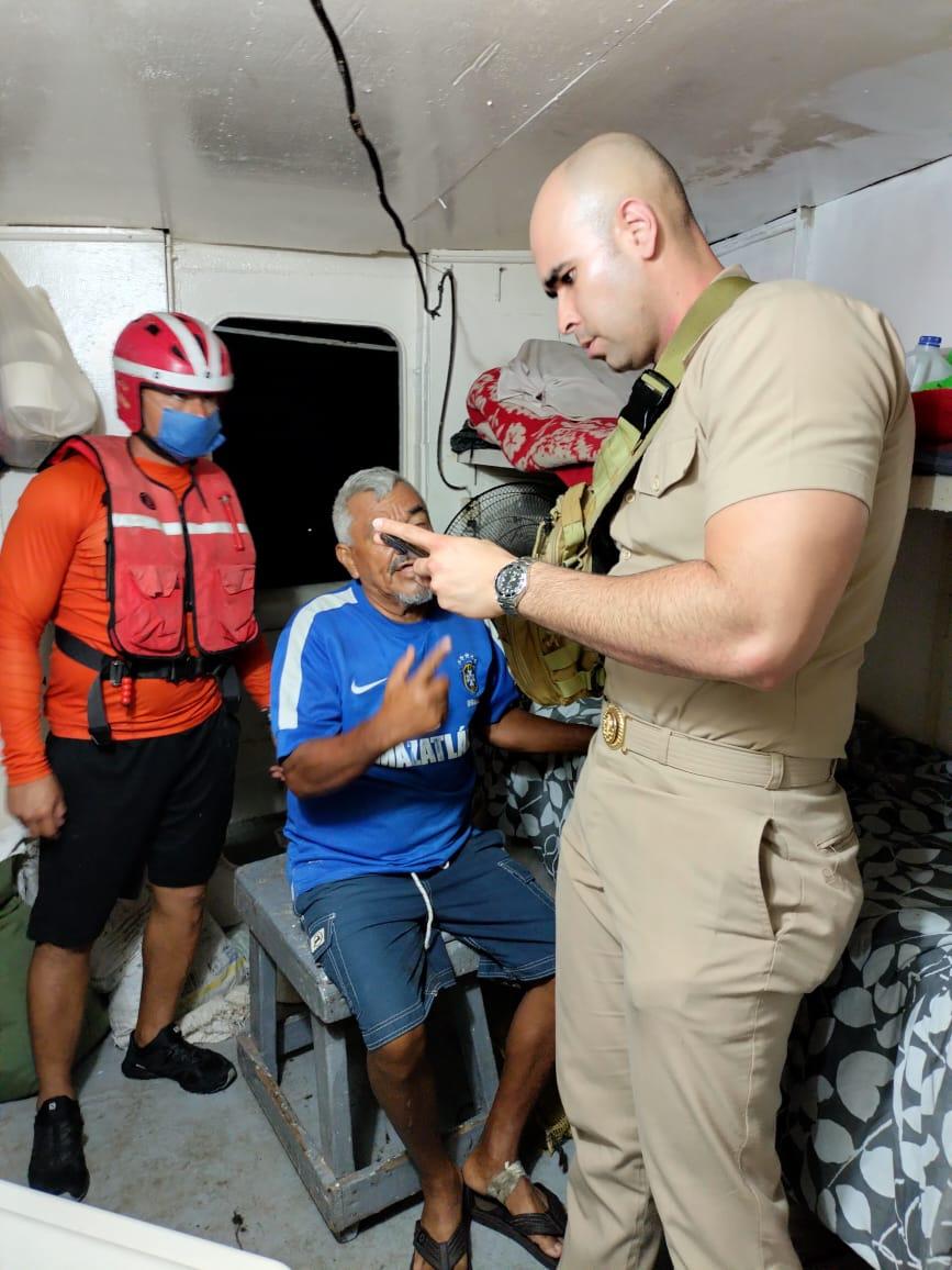 $!Auxilia personal de la Secretaría de Marina a pescador camaronero en altamar