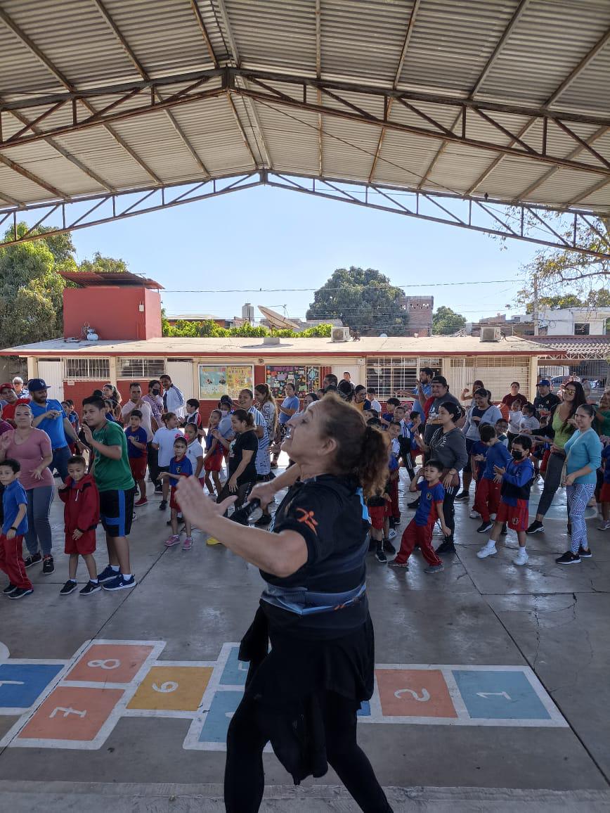 $!Ponen en acción a cientos de niños en Primaria Nezahualcóyotl