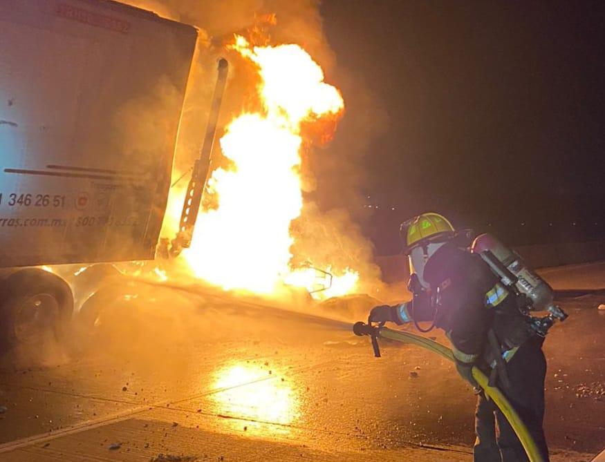 $!Se vuelca tráiler y se incendia sobre la autopista, al norte de Mazatlán