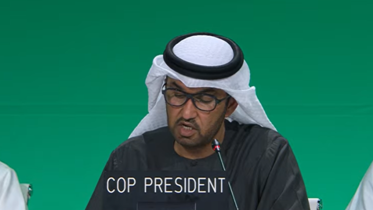 El presidente de la COP28, Sultan Ahmed Al Jaber, en sesión plenaria de la Conferencia de las Naciones Unidas sobre el Cambio Climático (COP28) en Dubái.