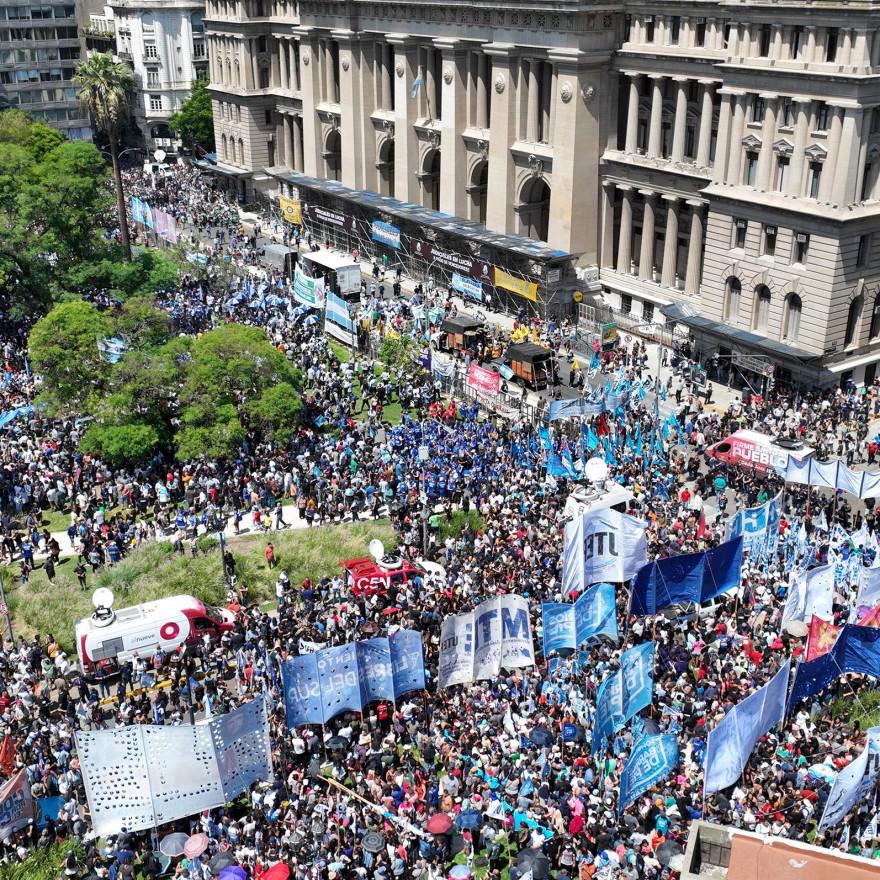 $!Protestan contra Milei por anuncio de recortes