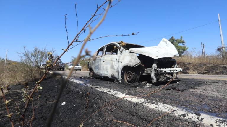 Se incendia vehículo en la libre, antes de llegar a El Zapote; dos jóvenes logran salir ilesas