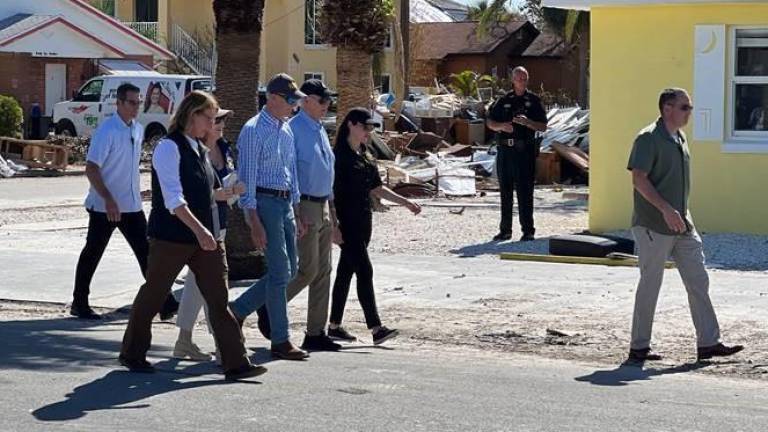 El Presidente Biden y funcionarios recorrieron la región de St. Pete Beach en Florida, que resultó dañada por la tormenta.