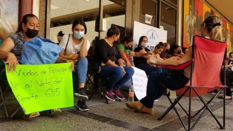 Las viudas de policías se manifestaron, exigen no vetar el Decreto 645 a la Ley de Seguridad.