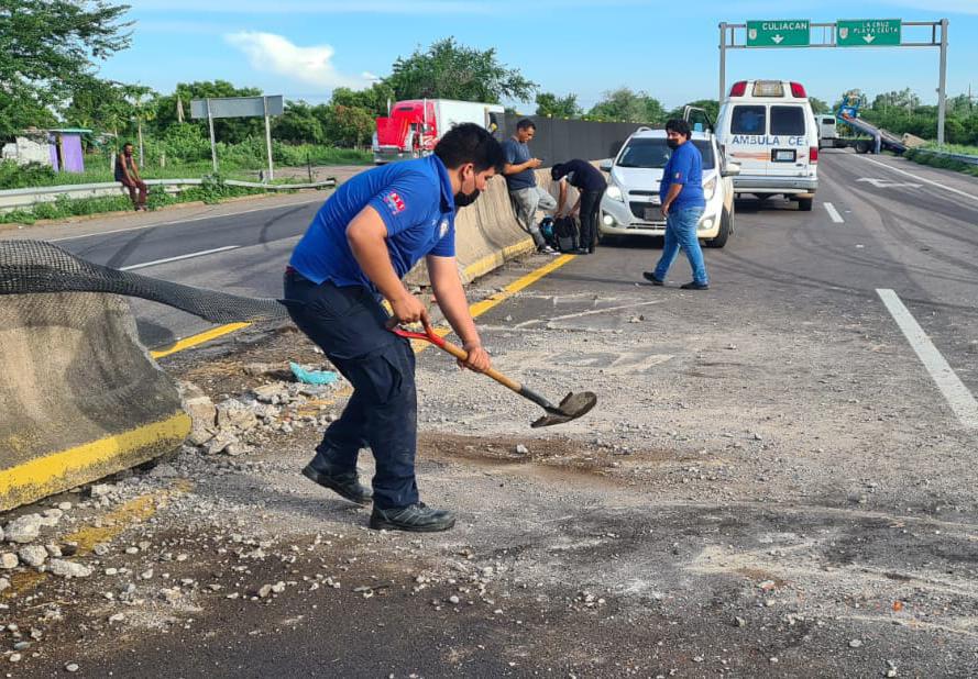 $!Torton vuelca en la Autopista Mazatlán-Culiacán; el conductor resulta lesionado