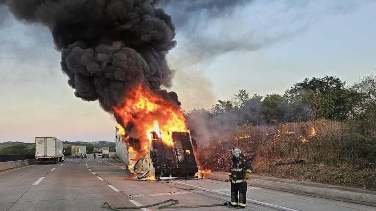 Incendio de tráiler registrado sobre la autopista Mazatlán-Culiacán.