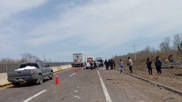 Accidente en la Maxipista Mazatlán-Culiacán, donde un tráiler embistió a un automóvil.