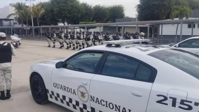 Para el cierre del primer semestre de este año el cien por ciento de las labores de seguridad en aeropuertos, autopistas y carreteras federales estará a cargo de la Guardia Nacional.