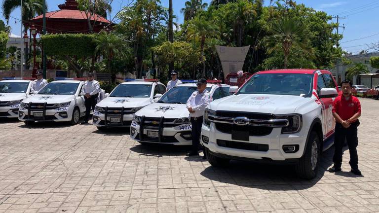 Evento de entrega y banderazo de salida de las unidades en la explanada del Palacio Municipal.