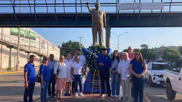 Los militantes panistas colocaron poco después de las 7:00 horas de este 1 de octubre una ofrenda floral y montaron una guardia de honor en el monumento a Manuel J. Clouthier.